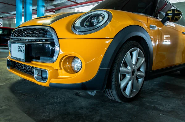 Otoparka park edilmiş güzel sarı arabanın yan görüntüsü. Seçici odak.