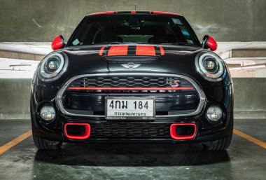 Bangkok, Tayland - 27 Mayıs 2021: Otoparka park edilmiş Black Mini Cooper 'ın yakın çekimi. Seçici odak.