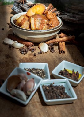 Haşlanmış yumurta (kai pa lo) ve Göbek Pork Çin beş baharatlı baharatlı soya peyniri anason yıldızı, tarçın, sarımsak ve karabiber ile süslenmiş kahverengi soslu eski ahşap masa, Asya yemeği, seçici odak noktası.