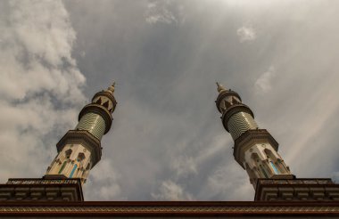 Bangkok, Tayland - 07 Haziran 2021: İki adet Mescid Al Kulesi - Yusraw veya Al - Yusraw Camii, öğleden sonra Bangkok 'ta. Müslüman camisi, İslami cami, özellikle odak noktası yok..