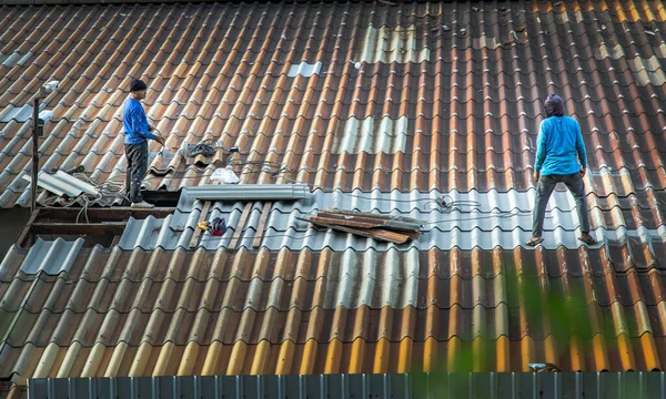 Bangkok Thailand Mai 2021 Zwei Handwerker Reparieren Ziegel Auf Dem — Stockfoto