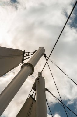 Tansiyon membran çatısının bağlantı noktaları. Mavi gökyüzü arka planında gerilim çeperinin çatısı için kablo gerilimi. Bağlantılar konsepti ve emniyeti, Seçici odak.