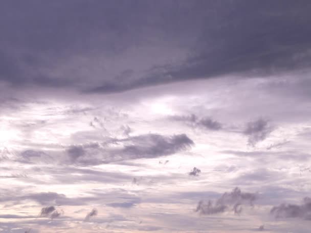 Nubes Minúsculas Con Esponjoso Hinchado Moviéndose Sobre Fondo Cielo Azul — Vídeo de stock