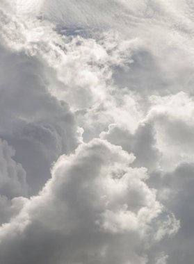 Güneş gökyüzündeki bulutların arasından parlıyor. Bulutların şekli hayal gücünü ve yaratıcılığı çağrıştırıyor. Harika görünen duvar kağıtları olarak kullanılabilirler. Uzayı kopyala, özellikle odak yok..