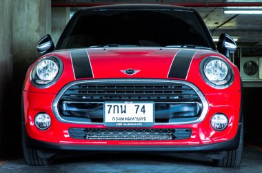 Bangkok, Tayland - 06 Haziran 2021: Otoparka park etmiş Red Mini Cooper 'ın yakın çekimi. Seçici odak.