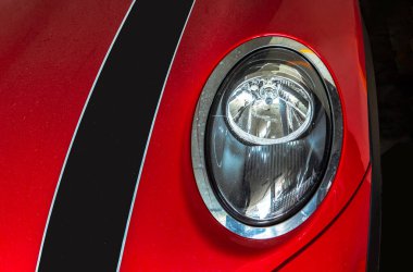 Bangkok, Tayland - 06 Haziran 2021: Far ve Rim of Red Car. Seçici odak.