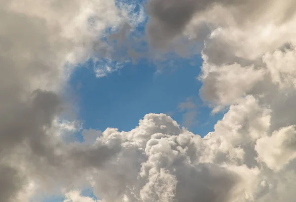 Sol Brilha Através Das Nuvens Céu Forma Das Nuvens Evoca — Fotografia de Stock