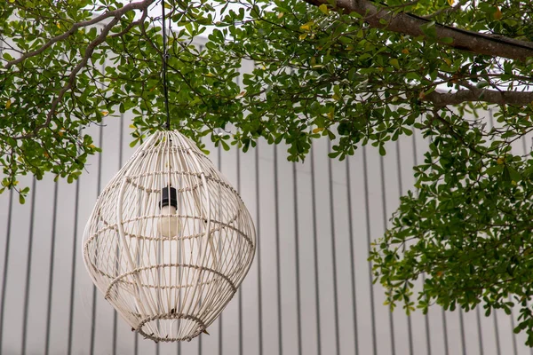 Lâmpada Antern Branco Bambu Tecido Pendurado Nas Árvores Para Decorar Fotografia De Stock