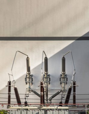 Elektrik santralinde yüksek voltajlı elektrik yalıtımı ve elektrikli ekipman. Seçici odak.