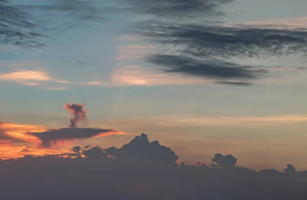 Vacker Solnedgång Himmel Ovanför Moln Med Dramatiskt Ljus Vacker Flammande — Stockfoto