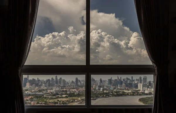 バンコク 2021年6月3日 午後に川を望む美しい街 バンコクの寝室のガラス窓から見ることができます 選択的焦点 — ストック写真