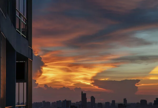 Beau Ciel Couchant Dessus Des Nuages Avec Gratte Ciel Soir — Photo