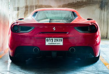 Bangkok, Tayland - 06 Haziran 2021: Kırmızı metalik Ferrari 'nin arka manzarası. Ferrari İtalyan spor arabasıdır. Seçici odak.