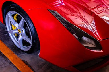 Bangkok, Tayland - 06 Haziran 2021: Far, Wheel, and Rim of Red metalik Ferrari car. Seçici odak.