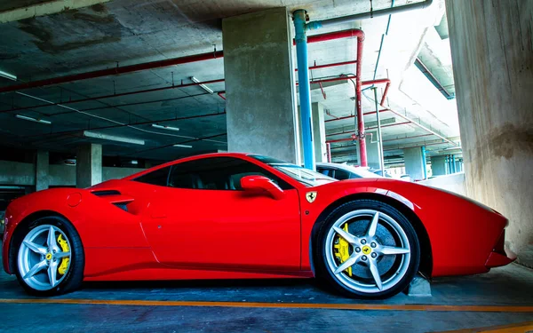 Bangkok, Tayland - 06 Haziran 2021: Otoparktaki Red metalik Ferrari 'nin yan görüntüsü. Ferrari İtalyan spor arabasıdır. Seçici odak.