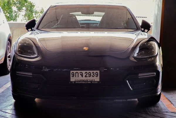 バンコク 2021年6月6日 駐車場に停められた黒いポルシェスポーツカーのフロントビューショット 選択的焦点 — ストック写真