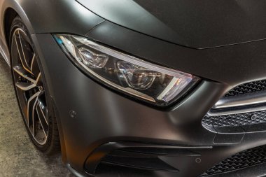 Bangkok, Tayland - 08 Haziran 2021: Far, Wheel ve Rim of Matte siyah Mercedes spor arabaları. Seçici odak.