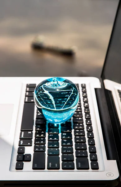 Cristal Vidro Maçã Azul Teclado Laptop Varanda Vista Rio Foco — Fotografia de Stock