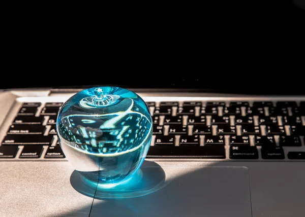 Close Cristal Vidro Maçã Azul Teclado Laptop Espaço Cópia Foco — Fotografia de Stock