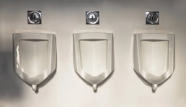 Närbild Tre Vita Separerade Urinaler Och Automatisk Infraröd Spolning Herrarnas — Stockfoto