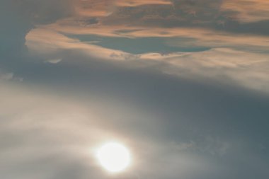 Güzel günbatımı gökyüzü bulutların üzerinde dramatik ışık ile, güzel alevli günbatımı manzarası, kopyalama alanı, seçici odak.