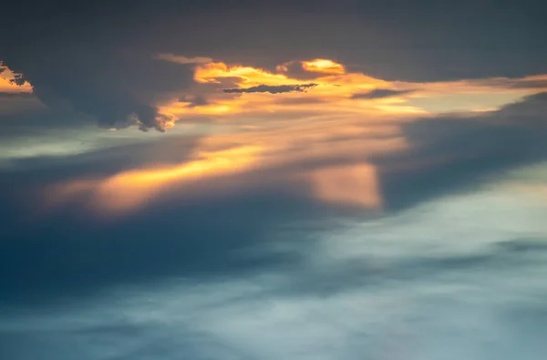 Indah Matahari Terbenam Langit Atas Awan Dengan Cahaya Dramatis Indah — Stok Foto