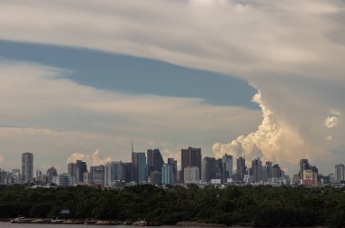 Bangkok, Tayland - 26 Haziran 2021: Günbatımından önceki güzel gökdelen akşam manzarası günün geri kalanı için rahatlatıcı bir his yaratıyor. Seçici odak.