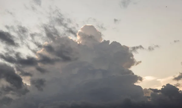 Indah Matahari Terbenam Langit Atas Awan Dengan Cahaya Dramatis Indah — Stok Foto