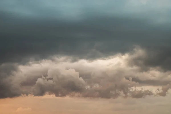 Gyönyörű Naplemente Felett Felhők Drámai Fény Gyönyörű Lángoló Naplemente Táj — Stock Fotó