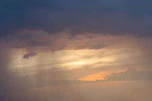 Krásná Obloha Západu Slunce Nad Mraky Dramatickým Světlem Krásná Planoucí — Stock fotografie