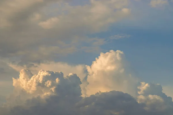 Nap Süt Keresztül Felhők Égen Felhők Alakja Képzelőerőt Kreativitást Idéz — Stock Fotó