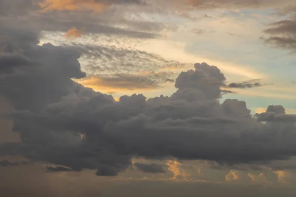 Mooie Zonsondergang Hemel Boven Wolken Met Dramatisch Licht Mooi Laaiend — Stockfoto