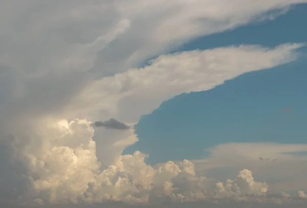 Sol Brilha Através Das Nuvens Céu Forma Das Nuvens Evoca — Fotografia de Stock