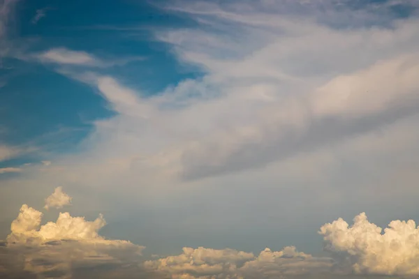 Nap Süt Keresztül Felhők Égen Felhők Alakja Képzelőerőt Kreativitást Idéz — Stock Fotó