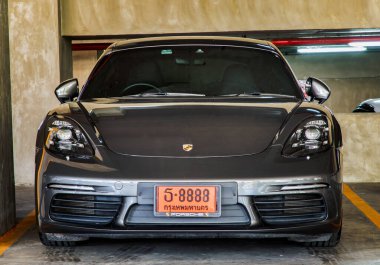 Bangkok, Tayland - 26 Haziran 2021: Otoparka park edilmiş Porsche spor arabasının ön görüntüsü. Seçici odak.