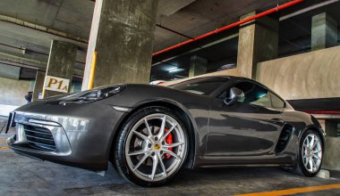 Bangkok, Tayland - 26 Haziran 2021: Otoparka park edilmiş Porsche spor arabasının yan görüntüsü. Seçici odak.