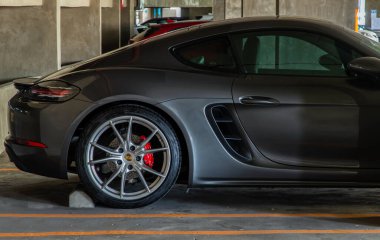 Bangkok, Tayland - 26 Haziran 2021: Otoparka park edilmiş Porsche spor arabasının yan görüntüsü. Seçici odak.