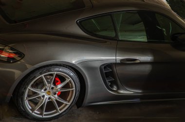 Bangkok, Tayland - 26 Haziran 2021: Otoparka park edilmiş Porsche spor arabasının yan görüntüsü. Seçici odak.