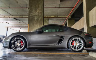 Bangkok, Tayland - 26 Haziran 2021: Otoparka park edilmiş Porsche spor arabasının yan görüntüsü. Seçici odak.