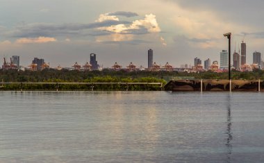 Bangkok, Tayland - 26 Haziran 2021: Avuç içi yüzme havuzu ve güzel apartman dairesinde akşam vakti yeşil bahçe manzarası. Yüzme havuzlu modern manzara mimarisi. Seçici odak.