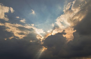 Güneş gökyüzündeki bulutların arasından parlıyor. Bulutların şekli hayal gücünü ve yaratıcılığı çağrıştırıyor. Harika görünen duvar kağıtları olarak kullanılabilirler. Uzayı kopyala, özellikle odak yok..