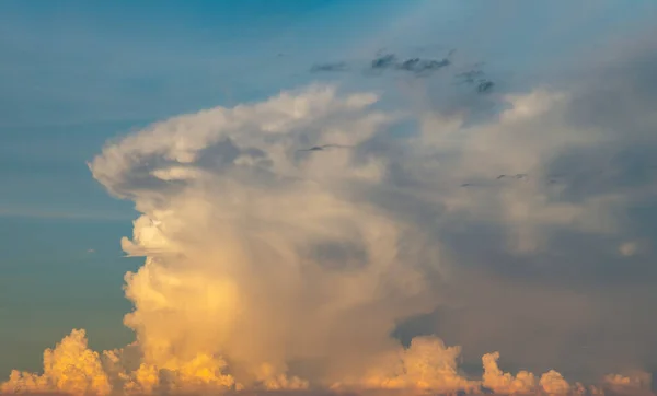 Sol Brilha Através Das Nuvens Céu Forma Das Nuvens Evoca — Fotografia de Stock