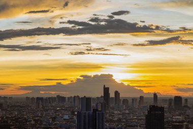 Bangkok, Tayland - Temmuz 02, 2021: Gökdelenlere Bakan Bangkok şehri ve Köprü 'nün havadan görünüşü Chao Phraya nehrinden alacakaranlıkta parlayan ışıklarla geçer. Seçici odak.