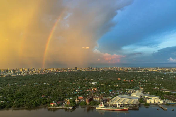 バンコク 7月2021 バンコクの超高層ビルの上の空にカラフルな虹 一日の残りの部分のためのリラックスした感じを作成します — ストック写真