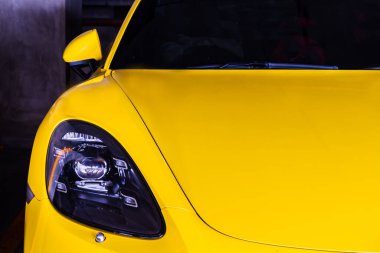 Bangkok, Tayland - 26 Haziran 2021: Otoparka park edilmiş Porsche 'nin araba farlarının yakın çekimi. Seçici odak.
