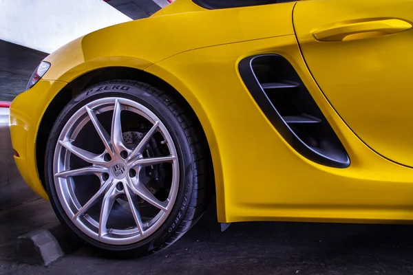 Bangkok Thajsko Června 2021 Detailní Záběr Kola Žlutého Porsche Sportovního — Stock fotografie