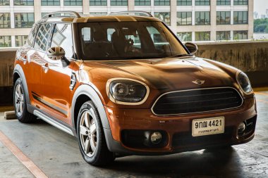 Bangkok, Tayland - 30 Haziran 2021: park yerine park edilmiş güzel, kahverengi mini fıçı manzarası. Seçici odak.