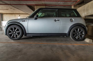 Bangkok, Tayland - 30 Haziran 2021 Silver Mini Cooper 'ın otoparka park edişi. Seçici odak.