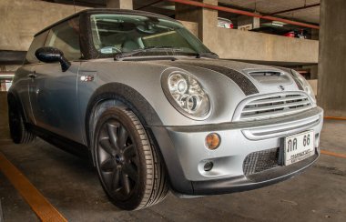 Bangkok, Tayland - 30 Haziran 2021 Silver Mini Cooper 'ın otoparka park edişi. Seçici odak.