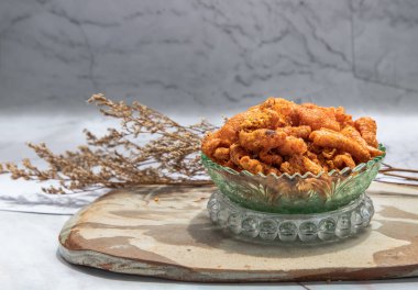 Cam kasede mermer masada kızarmış tavuk derisi biber ezmesi. Kızarmış acı biber ve kızarmış tavuk derisi, Tayland usulü yemek baharatları ve biber sosu, koruma konsepti, seçici odaklanma..